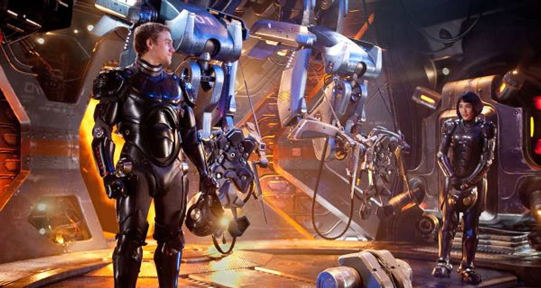 Charlie Hunnam y Rinko Kikuchi en Pacific Rim