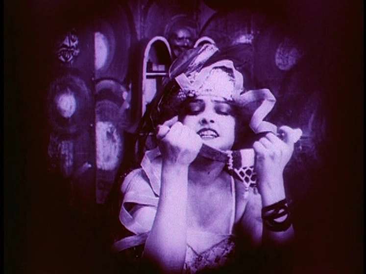 Fern Andra en Genuine: A Tale of a Vampire