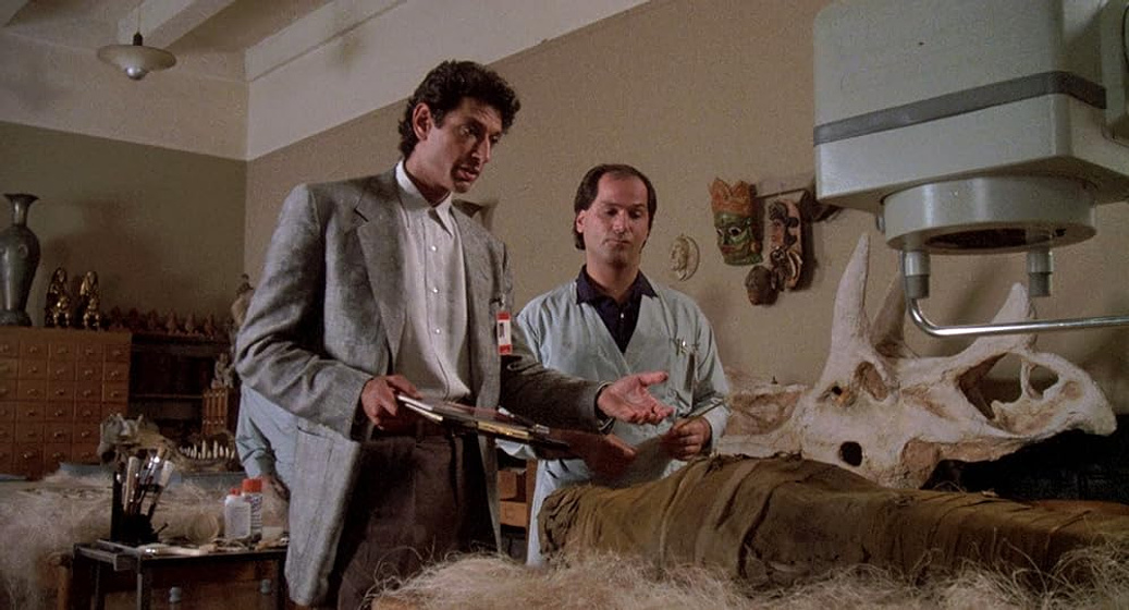Jeff Goldblum y John Kapelos en el-misterio-de-la-piramide-de-oro