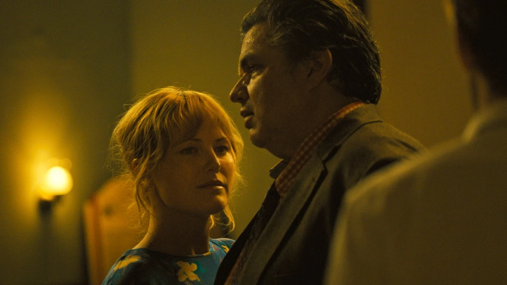 Oliver Platt y Malin Akerman en the-ticket-2016