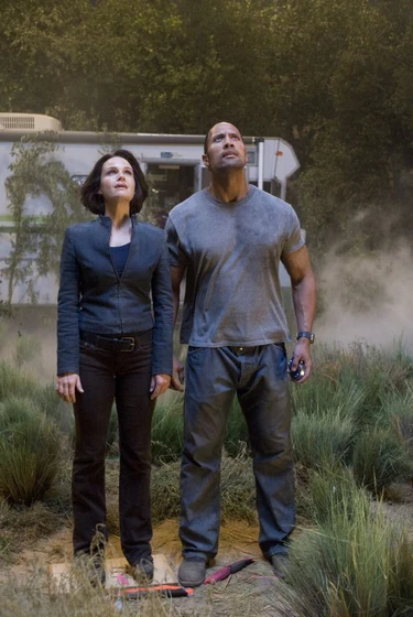 Dwayne Johnson y Carla Gugino en La Montaña Embrujada