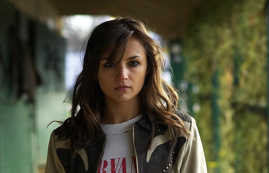 Rachael Leigh Cook en all-hat