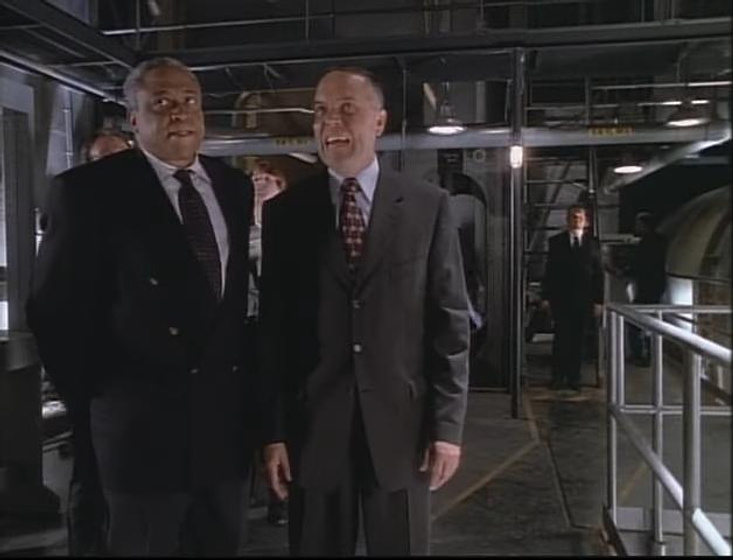 Tom McBeath y Ron Canada en objetivo-manhattan-nick-fury-agent-of-shield