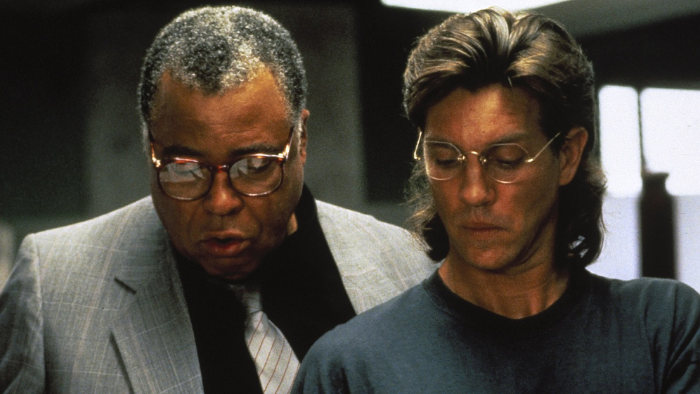 James Earl Jones y Eric Roberts en La Ambulancia