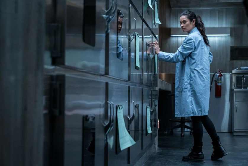 Shay Mitchell en cadaver