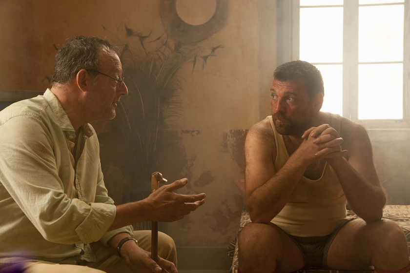 Jean Reno y Hovik Keuchkerian en 4 latas