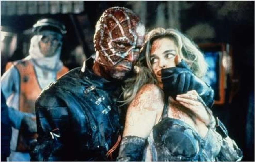 Antonio Resines y Frédérique Feder en accion-mutante