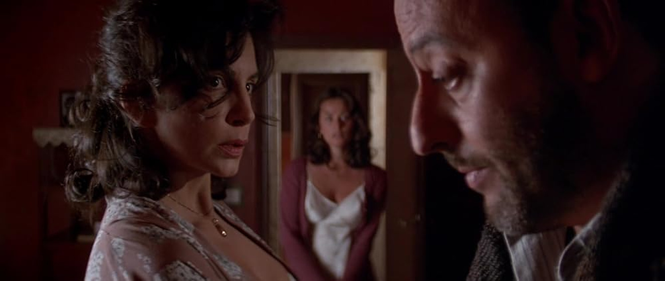 Jean Reno, Mercedes Ruehl y Polly Walker en Por Amor a Rosana
