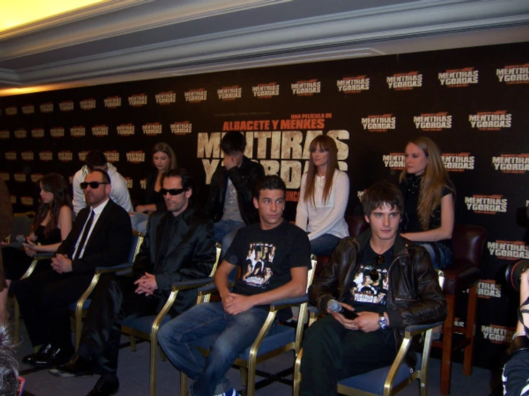 Alfonso Albacete, David Menkes, Ana de Armas, Hugo Silva, Mario Casas, Miriam Giovanelli, Yon González y Esmeralda Moya en mentiras-y-gordas (Rueda de prensa en Madrid. Marzo 2009)