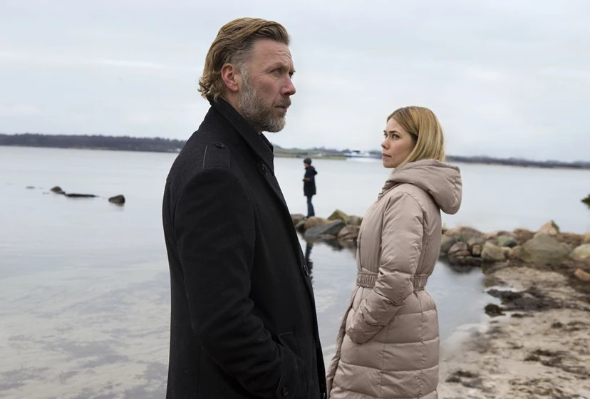 Mikael Persbrandt y Birgitte Hjort Sørensen en alguien-a-quien-amar