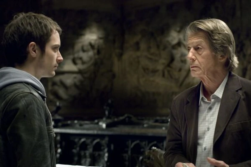 John Hurt y Elijah Wood en los-crimenes-de-oxford
