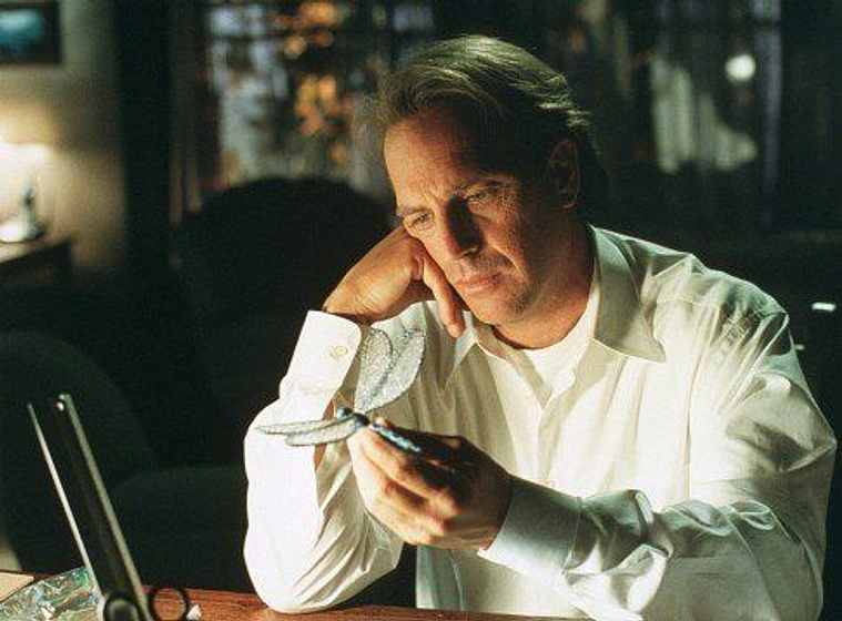 Kevin Costner en Dragonfly: La Sombra de la Libélula