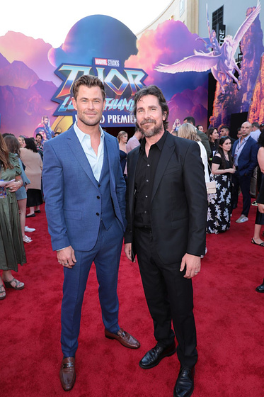 Christian Bale y Chris Hemsworth en Thor: Love and Thunder (Premiere Mundial. Junio 2022)