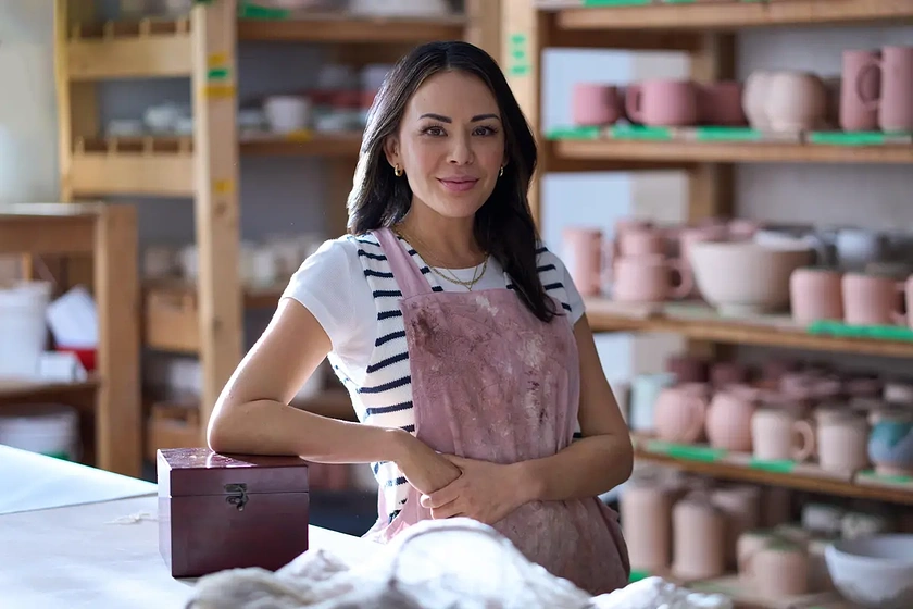 Janel Parrish en two-for-tee