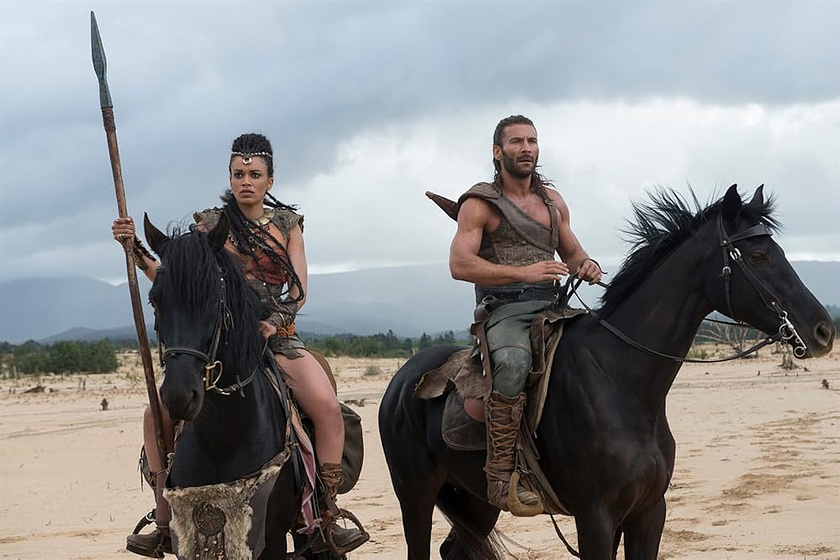 Zach McGowan y Pearl Thusi en El Rey Escorpión: El Libro de las Almas