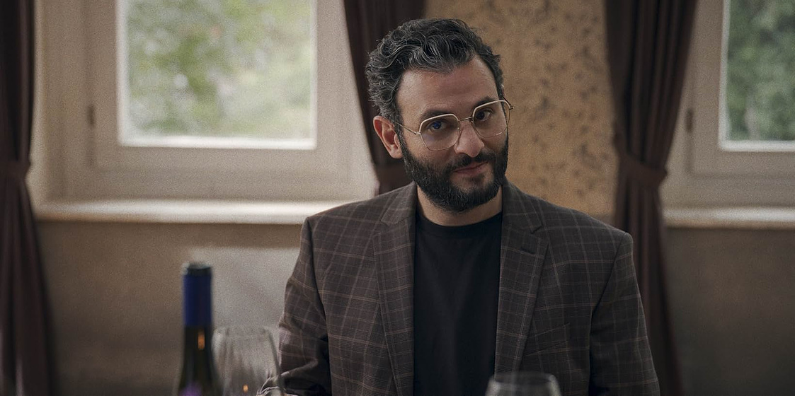 Arian Moayed en La Casa de los Susurros