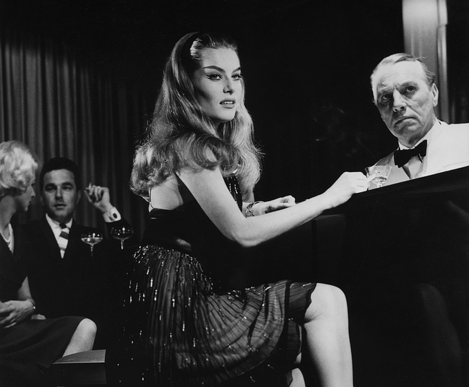 Belinda Lee en She Walks by Night