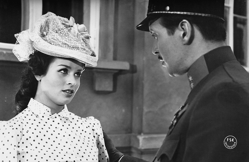 Senta Berger y Ernst Stankovski en el-bravo-soldado-schwejk