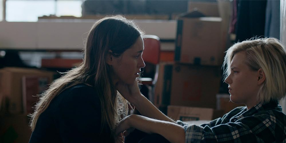 Natalie Krill y Erika Linder en Below Her Mouth