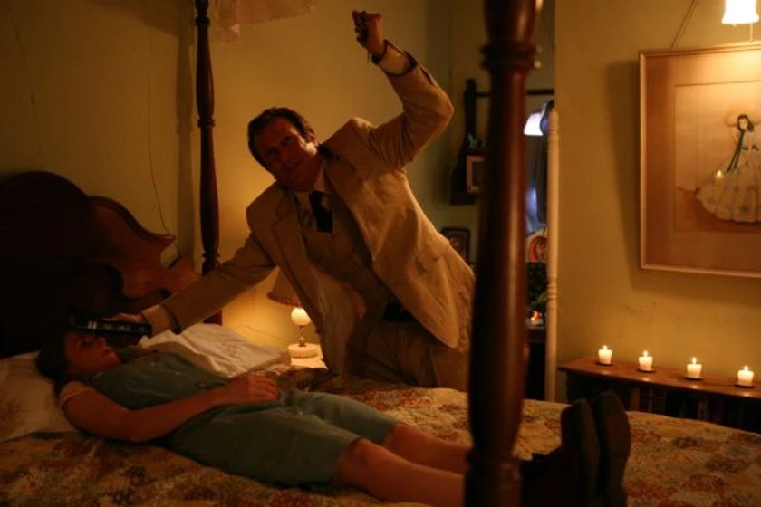 Patrick Fabian y Ashley Bell en el-ultimo-exorcismo