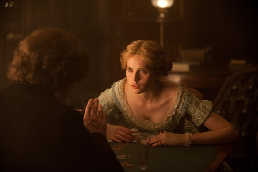 Ralph Fiennes y Felicity Jones en The Invisible Woman