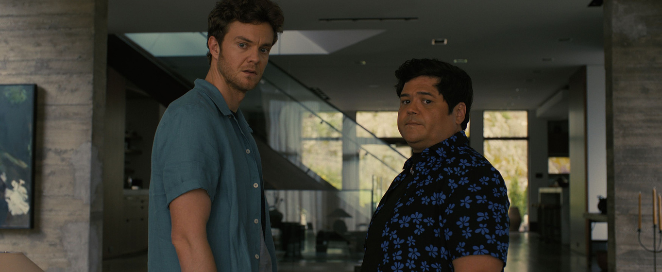Jack Quaid y Harvey Guillen en La Acompañante