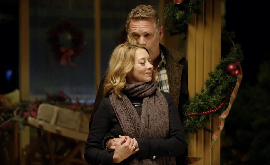 Sharon Lawrence y John Schneider en navidad-entre-las-flores
