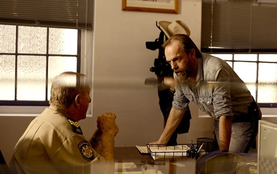 Hugo Weaving en Mystery Road