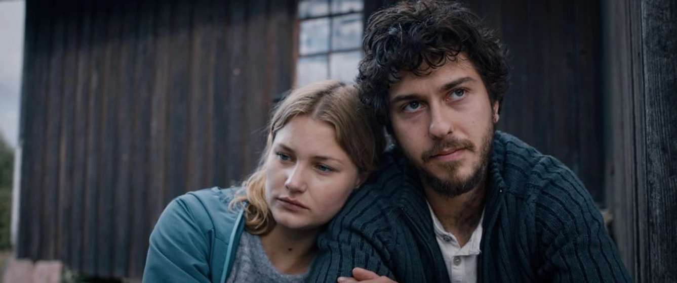 Nat Wolff y Iben Akerlie en mortal