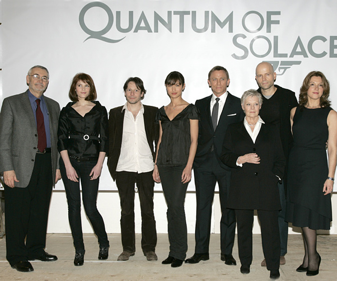 Judi Dench, Barbara Broccoli, Michael G. Wilson, Marc Forster, Mathieu Amalric, Olga Kurylenko y Gemma Arterton en 007 Quantum of Solace