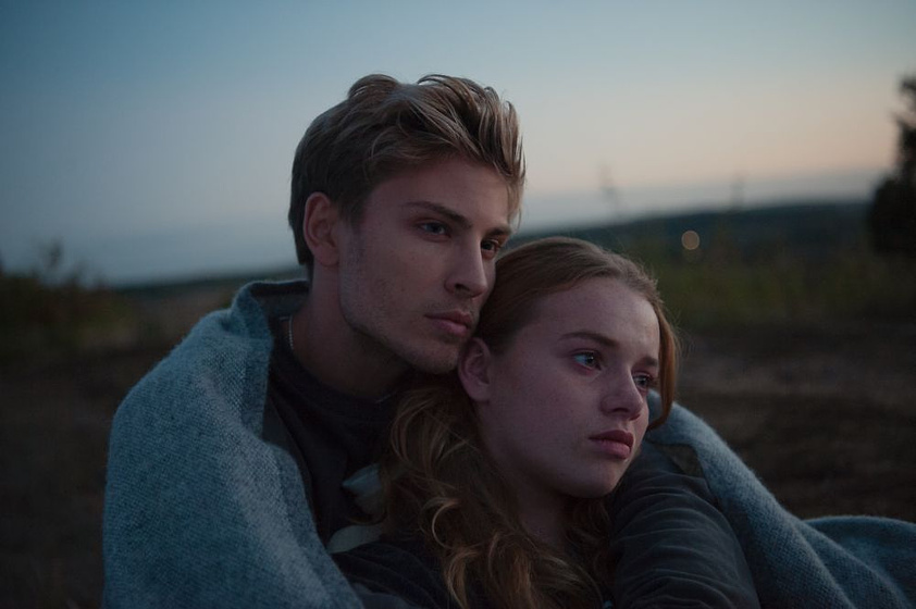 Luna Wedler y Jannik Schümann en Cerca del Horizonte