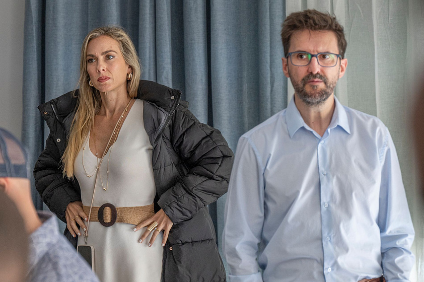 Kira Miró y Julián López en Odio el Verano