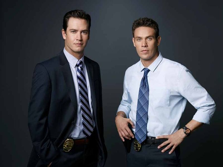 Carla Gugino, Kevin Alejandro y Mark-Paul Gosselaar en Escondida