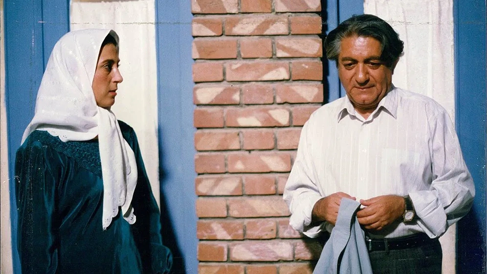 Fatemah Motamed-Aria y Ezzatolah Entezami en The Blue-Veiled