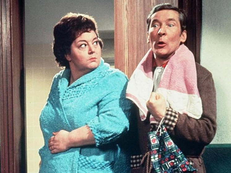 Kenneth Williams y Hattie Jacques en controlese-excursionista