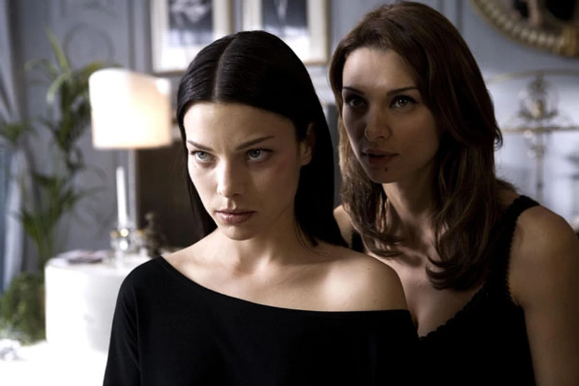 Lauren German y Vera Jordanova en hostel-2