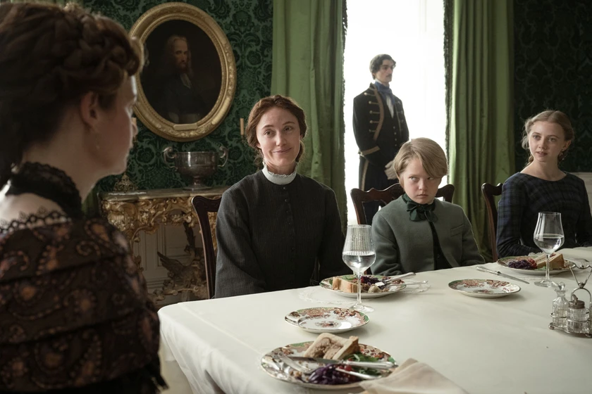 Maika Monroe y Jacobi Jupe en victorian-psycho