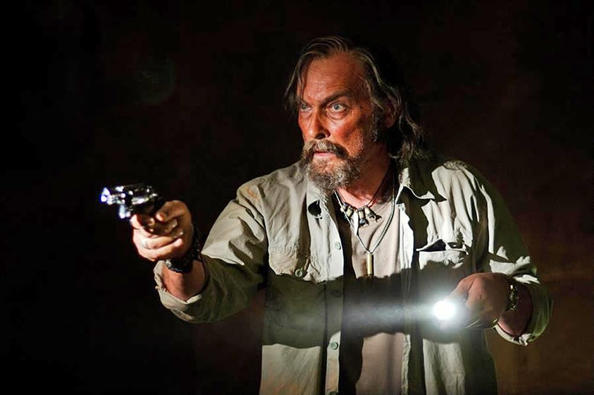 James Faulkner en Los Tres Investigadores y el Misterio en la Isla del Esqueleto