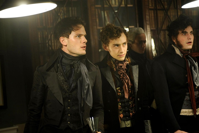 Olly Alexander y Jeremy Irvine en Grandes Esperanzas