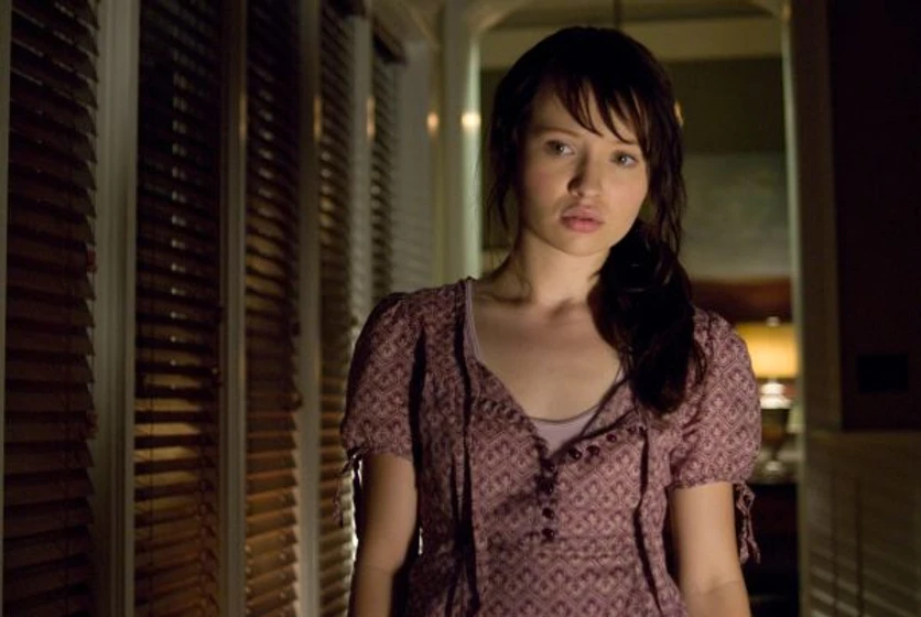 Emily Browning en presencias-extranas