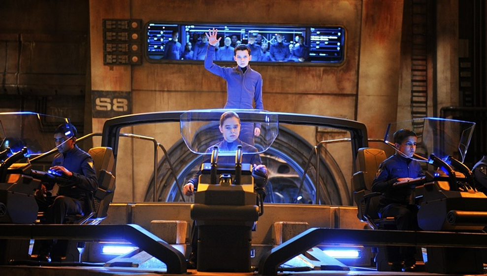 Asa Butterfield y Hailee Steinfeld en El Juego de Ender