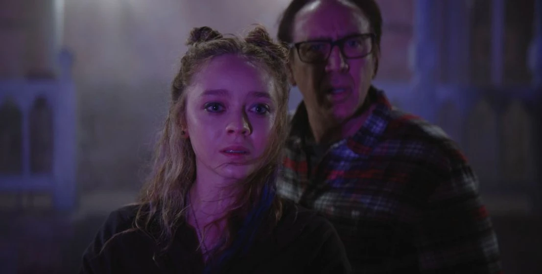 Nicolas Cage y Madeleine Arthur en color-out-of-space