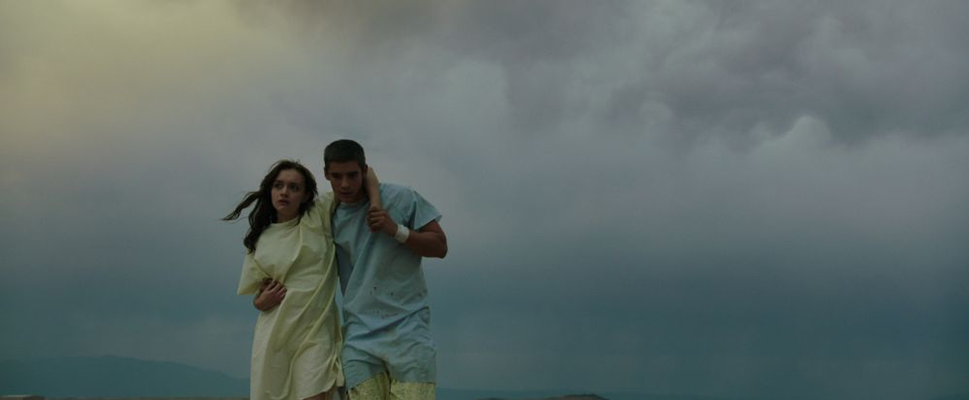 Olivia Cooke y Brenton Thwaites en La Señal