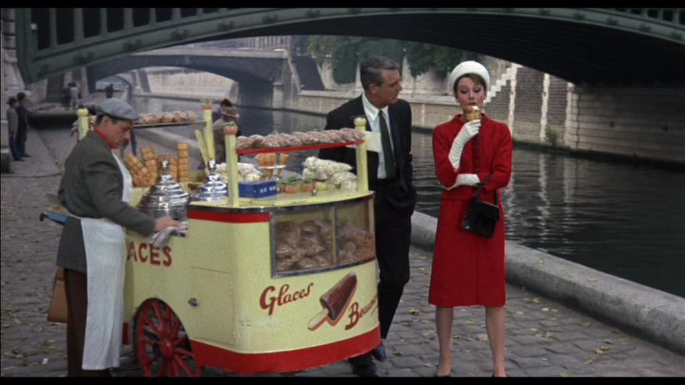 James Coburn y Cary Grant en Charada