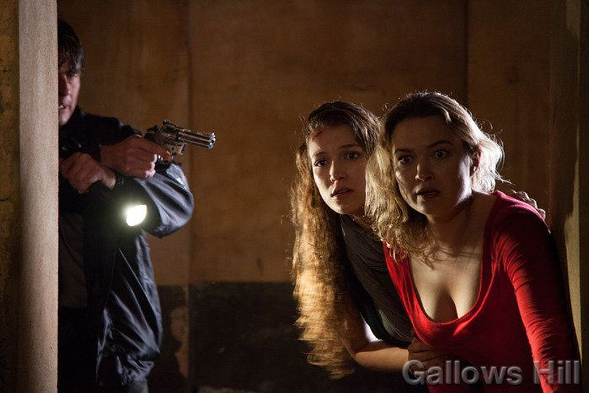 Sophia Myles y Nathalia Ramos en The Damned