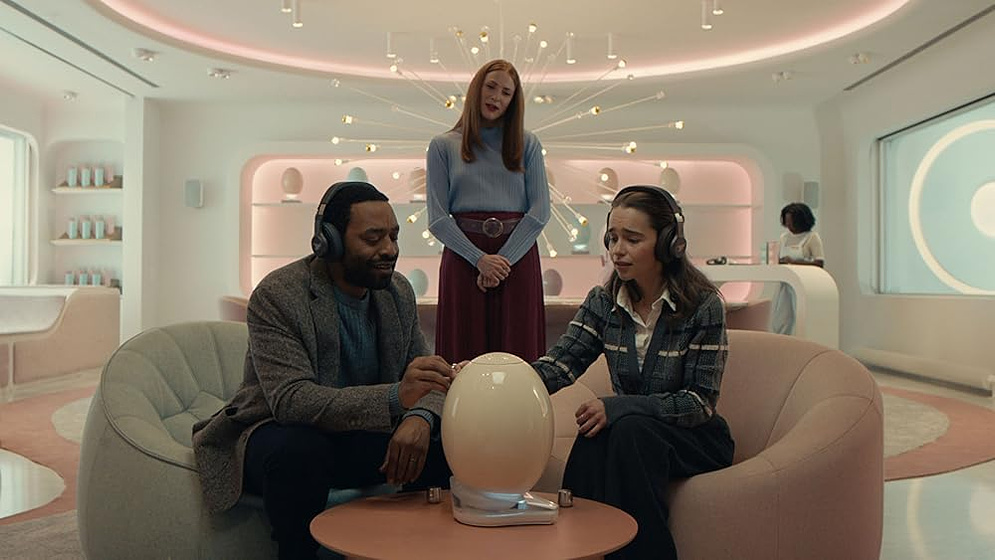 Chiwetel Ejiofor, Emilia Clarke y Rosalie Craig en Generación Cápsula