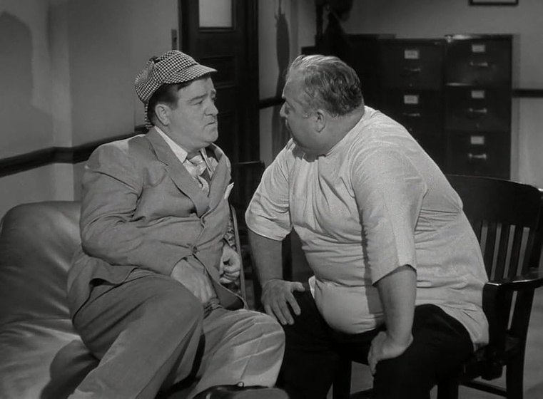 Lou Costello y Paul Maxey en abbott-y-costello-contra-el-hombre-invisible