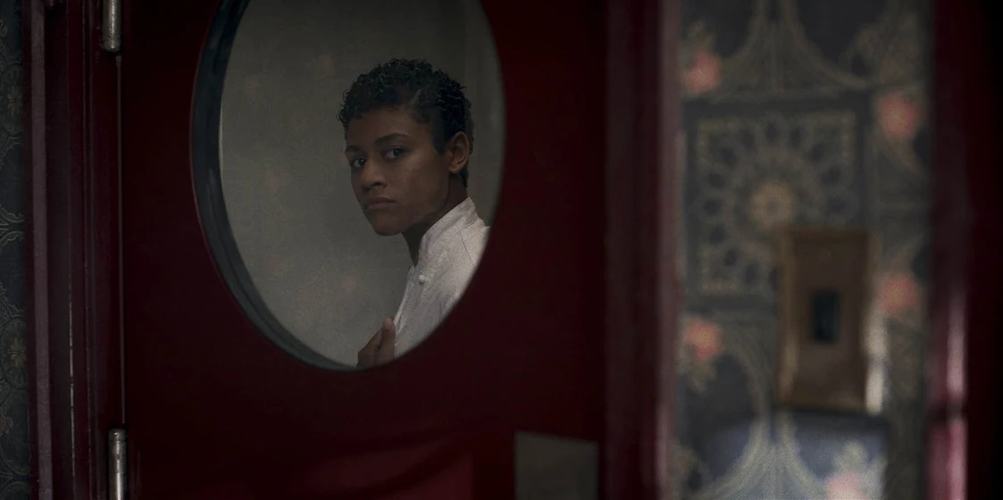 Ariana DeBose en la-casa-de-los-susurros