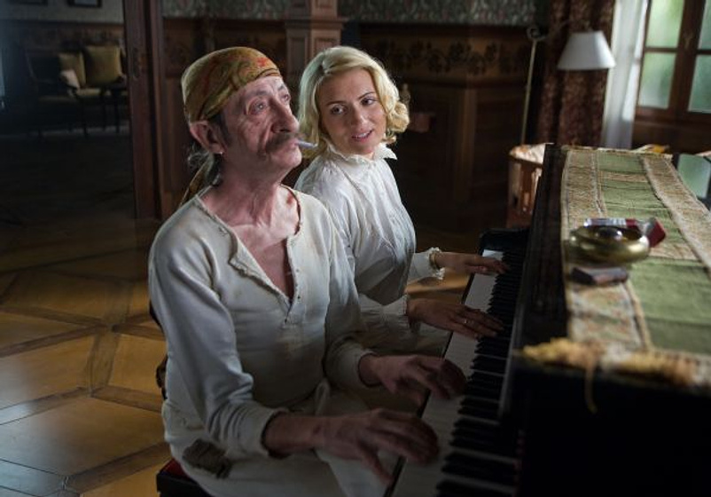 Eduardo Gómez y Silvia Abril en Spanish Movie
