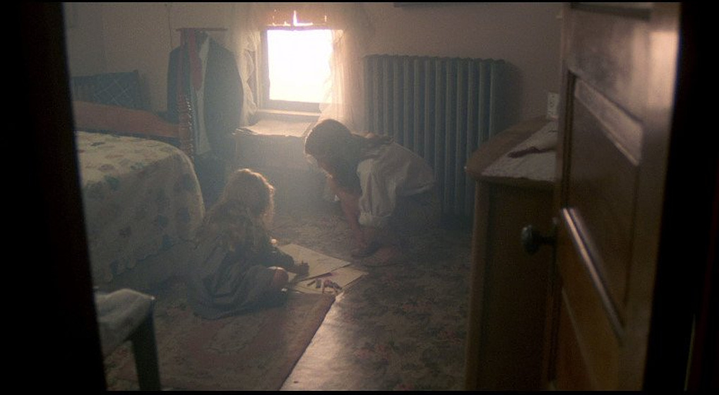 Linda Hamilton y Anne Marie McEvoy en Los Chicos del Maíz